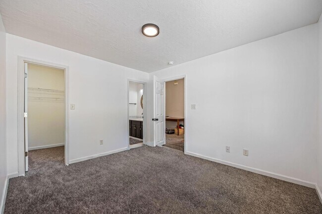 Building Photo - 2056 Sylvan Lake Dr