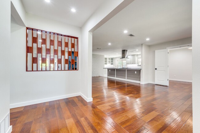 Building Photo - Extraordinary Irving Home on Quiet cul-de-sac!