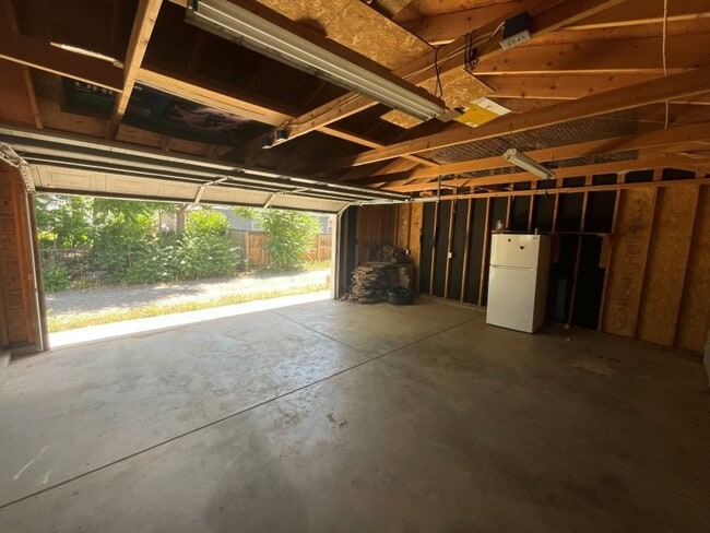 Building Photo - Spacious 3 bed/1 bath w/W/D and 2 car garage
