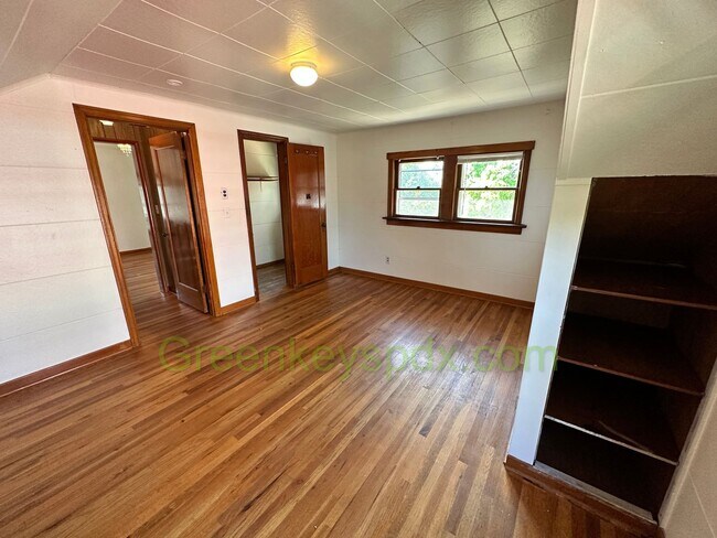 Building Photo - Gorgeous Pet-Friendly 3 Bedroom 1 Bath House