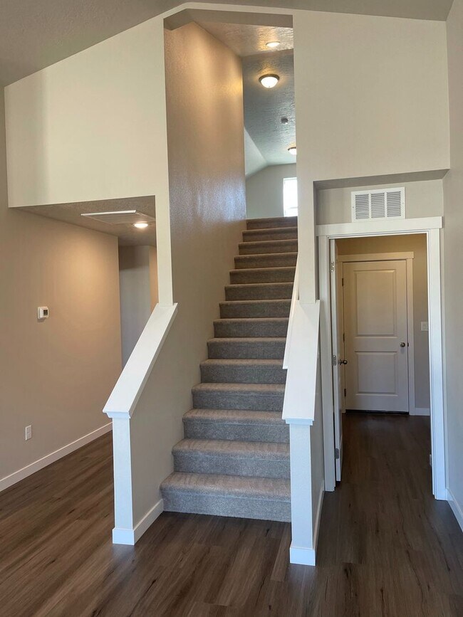 Building Photo - 4 bedroom 2 bath large loft area upstairs / All bedrooms downstairs