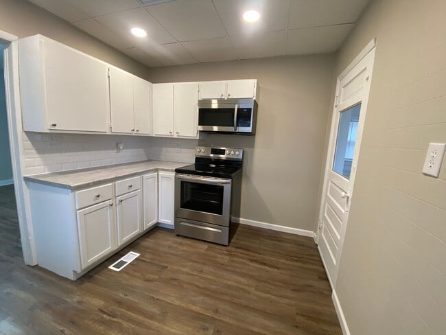 Building Photo - Charming 4 bedroom/2 bath home in Winfield! Coming Available in mid-July!