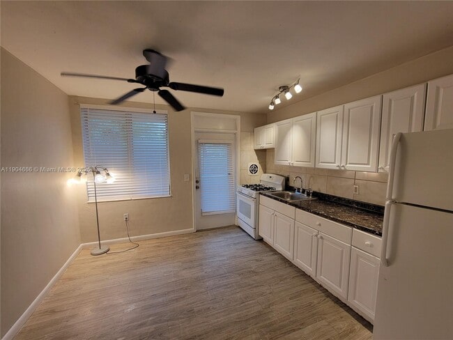 Building Photo - 441 Collins Ave