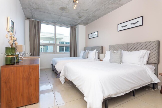 Building Photo - 3250 NE 1st Ave