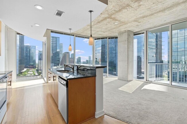 Primary Photo - 360 Nueces St