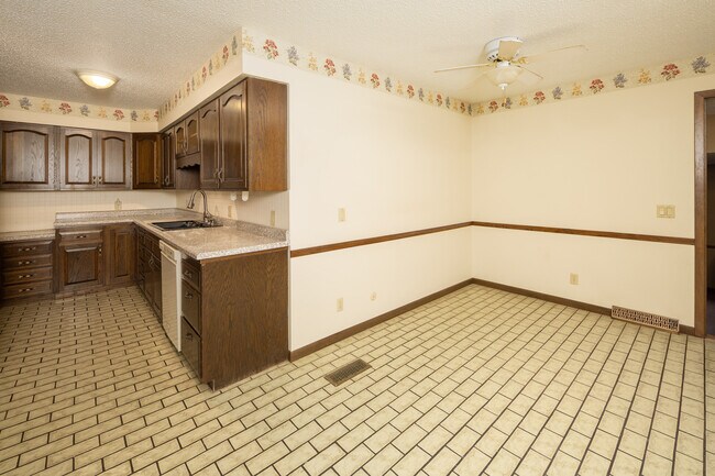 Building Photo - 3385 37th Ave