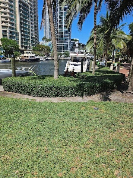 Building Photo - 520 SE 5 Ave