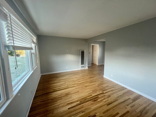 Building Photo - Sheldon St.