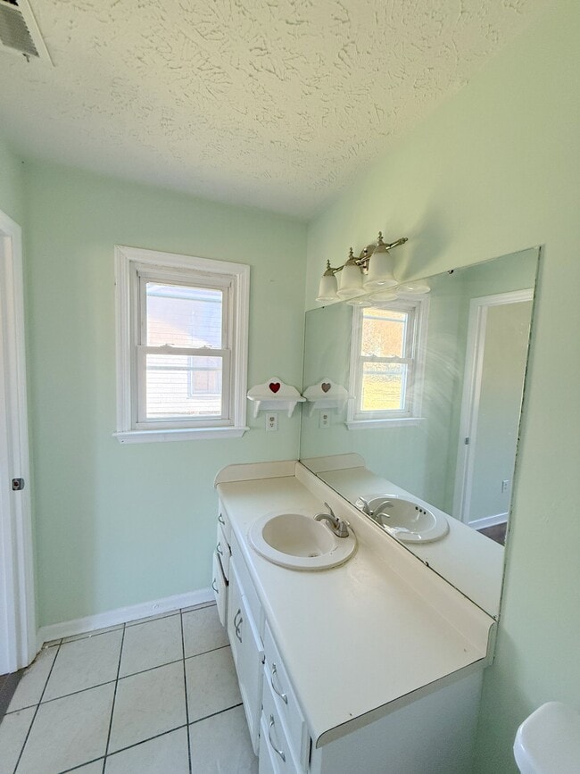 Building Photo - 158 Lewis Ln