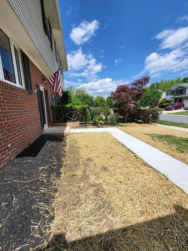 Building Photo - HUGE Yard and New Kitchen!
