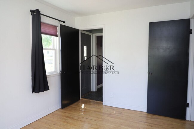 Building Photo - 406 18th Ave SW