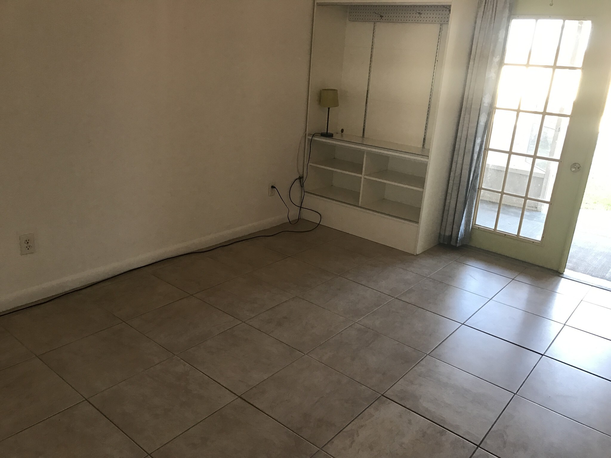 living room - 1343 N Central Ave