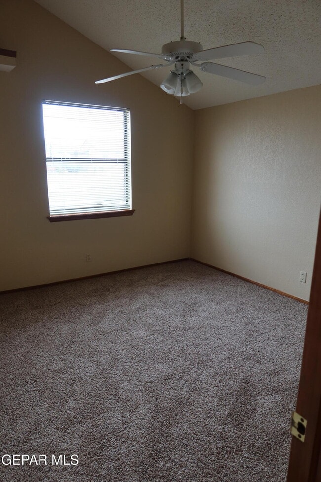 Building Photo - 1137 W Bend Ln
