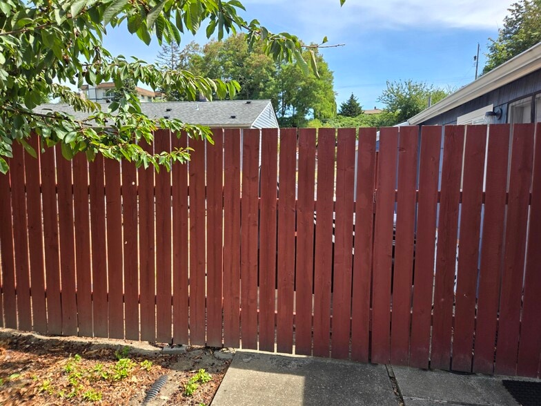 FENCED YARD - 1713 Anderson St