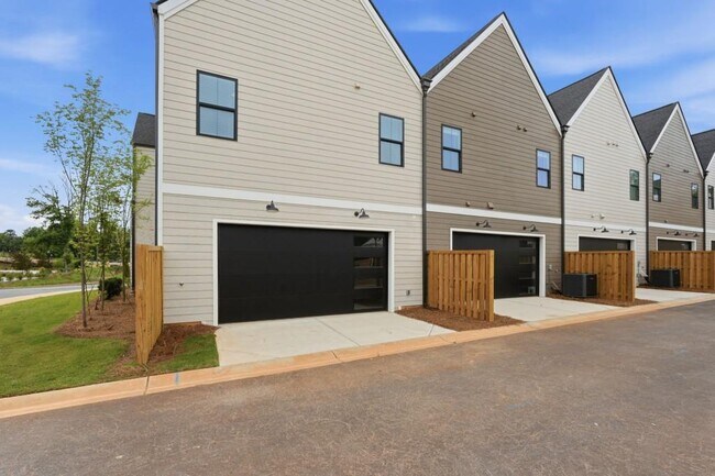 Building Photo - 331 Orchid St