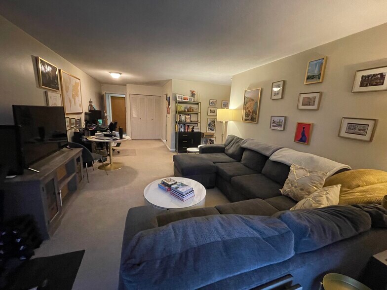 Building Photo - 804 Centre St