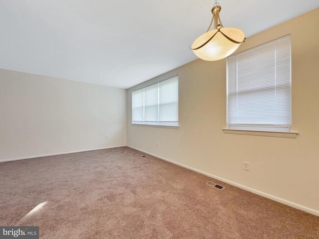 Building Photo - 9754 E Roosevelt Blvd