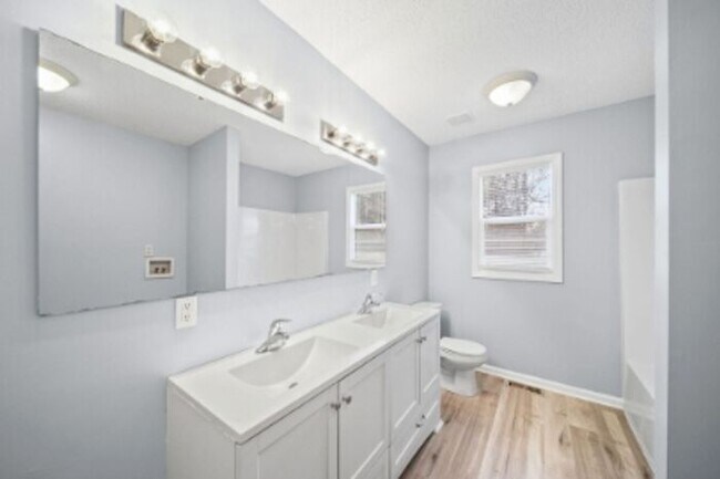 Building Photo - 3 Bedroom 1 Bath Home - Recently Refreshed