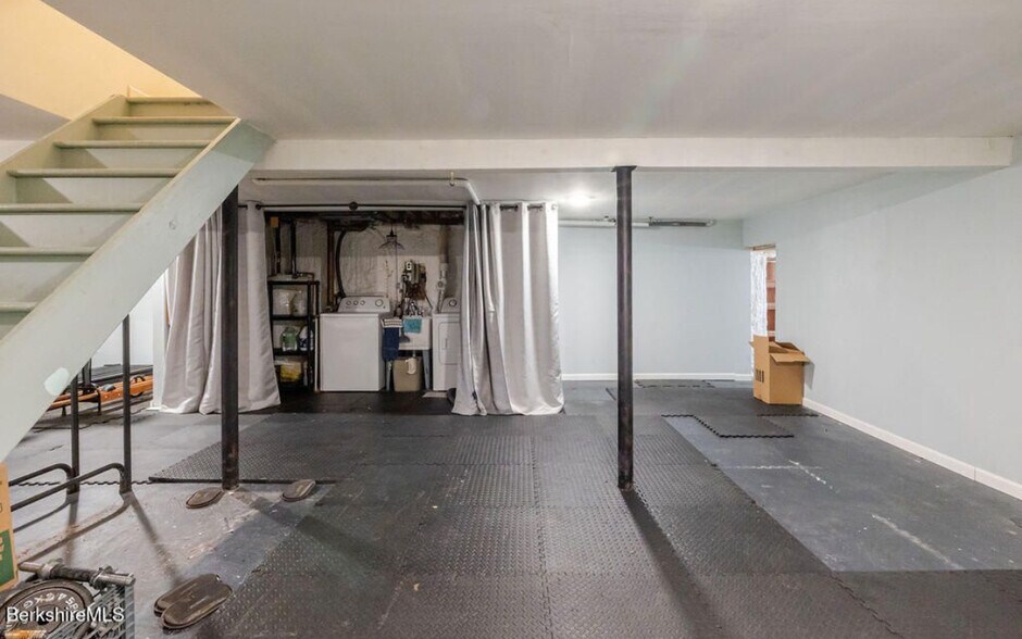 Building Photo - 230 Middle Rd