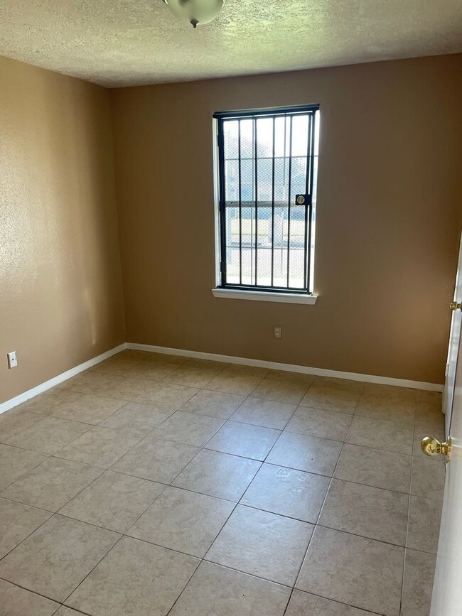 Building Photo - 3bd 1.5 bath 1 car garage home near Hiram Clarke and 2234