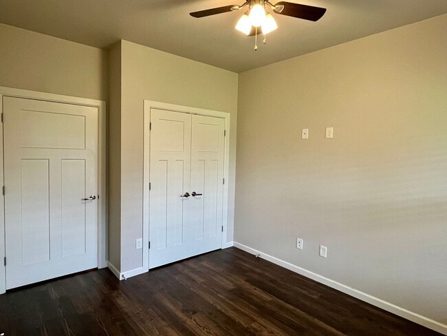 Building Photo - Large 3 Bed, 2 Bath in Beautifully Well-Ma...