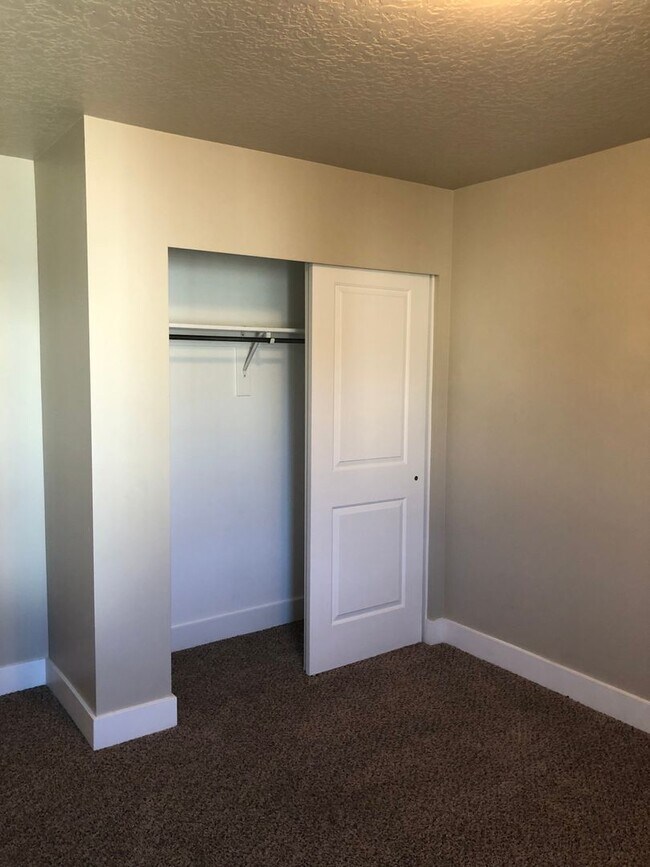 Building Photo - 3216 W Prairie Grass Dr