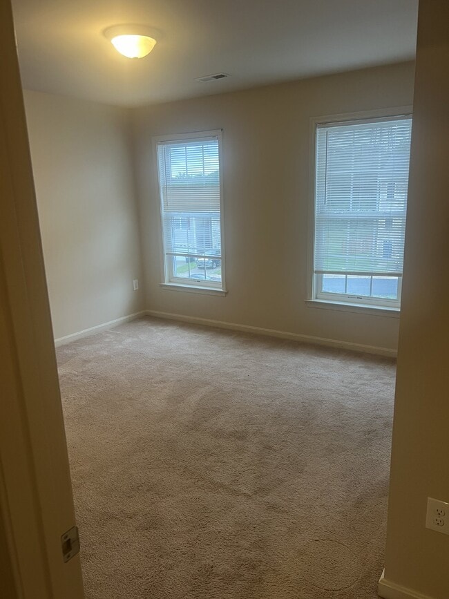 Building Photo - Spacious End-Unit Townhouse with 3 Beds, 3...