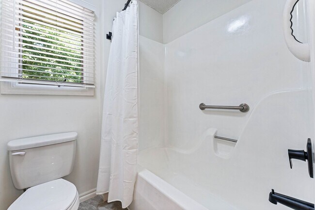 Building Photo - 7 Whitwick Ln