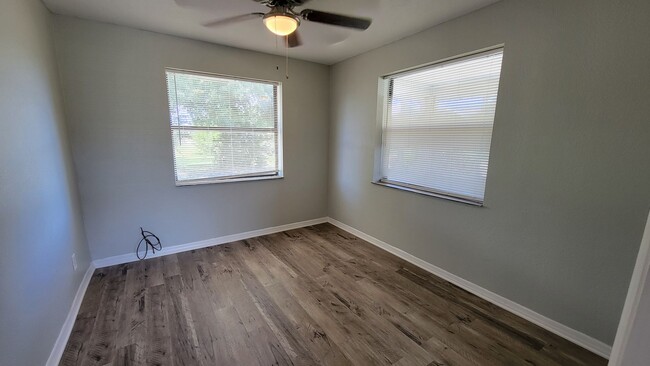 Building Photo - Nice 2bed/ 1 bath in Sarasota ~ Tallevast ...