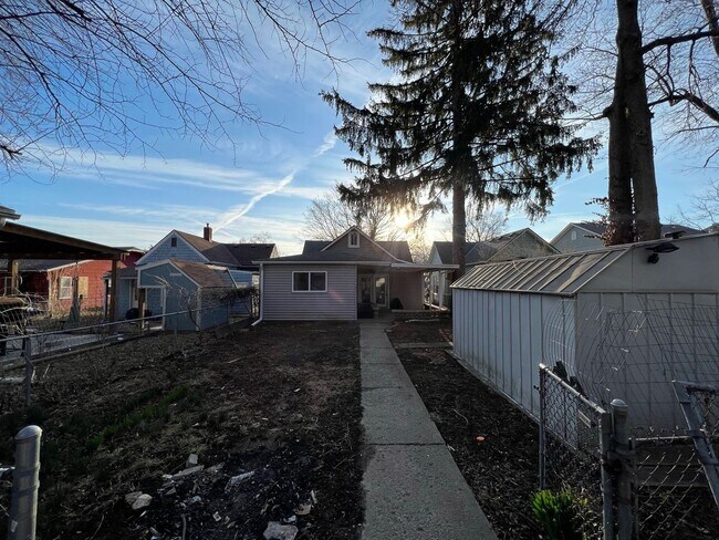 Building Photo - Adorable Newly Fixed Up Home!