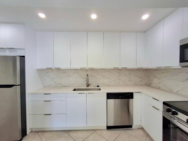 Building Photo - 1421 S Ocean Blvd