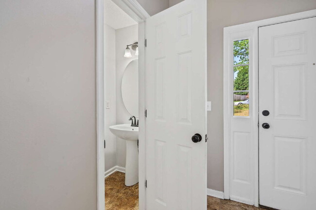 Building Photo - Spacious 4-Bedroom Retreat in Fuquay-Varin...