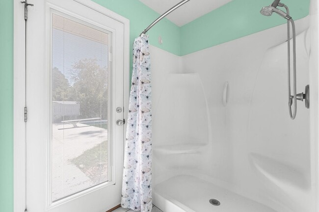 Building Photo - 616 Pinewood Dr