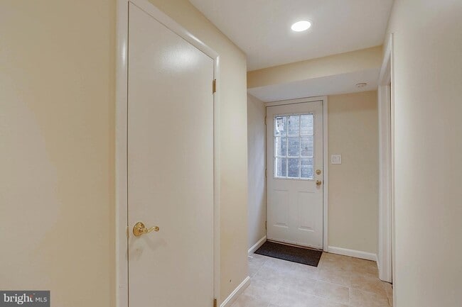 Building Photo - 9801 Clydesdale St