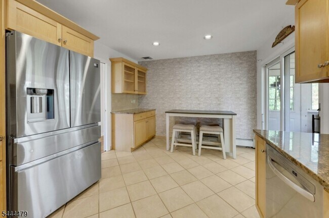 Building Photo - 11 Rande Dr