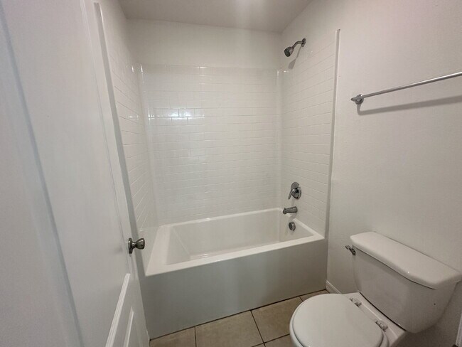 Building Photo - "Beautifully Maintained 3-Bed Townhouse with 2.5 Baths in Lakeland - Spacious 1,676 Sq. Ft.!"