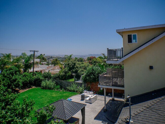 Building Photo - Downtown/Harbor Views!