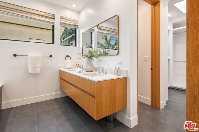 Building Photo - 722 Marine St