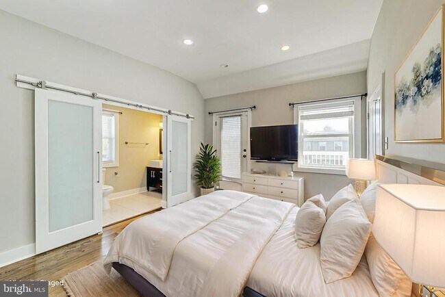 Building Photo - 1330 Staples St NE