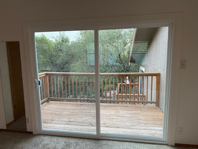 Building Photo - Large 3/2 in Great Hills w/ Treetop Views
