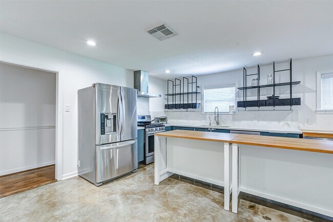 Building Photo - 1202 Shadeland Dr