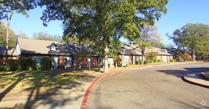 Building Photo - Holly Oaks