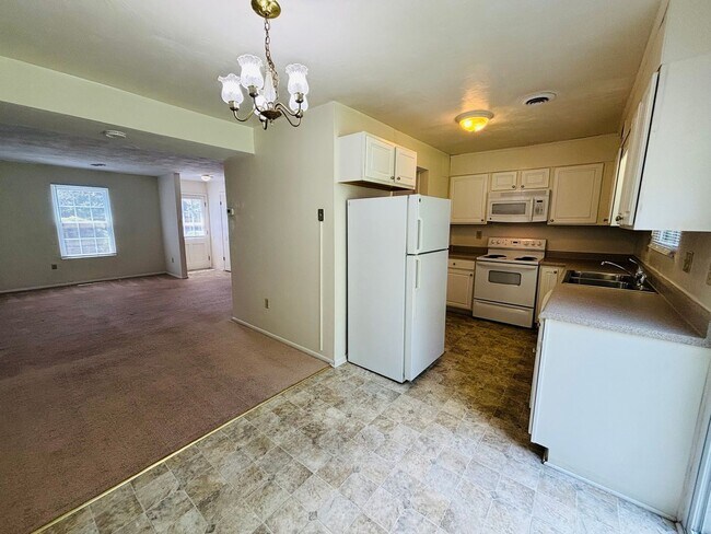Building Photo - 2 Bedroom, 1.5 Bath Townhouse