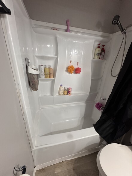 Bathroom - 2915 Parsons Ave