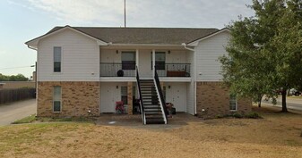 Building Photo - 1800 Sara Dr