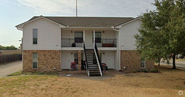 Building Photo - 1800 Sara Dr