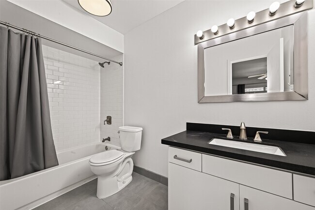 Building Photo - 5524 Beverly Hill St