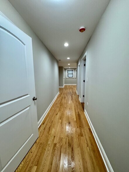 Building Photo - 3647 N Marshfield Ave