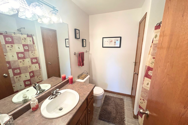 Building Photo - Spacious & Stylish Home in a Prime Location!