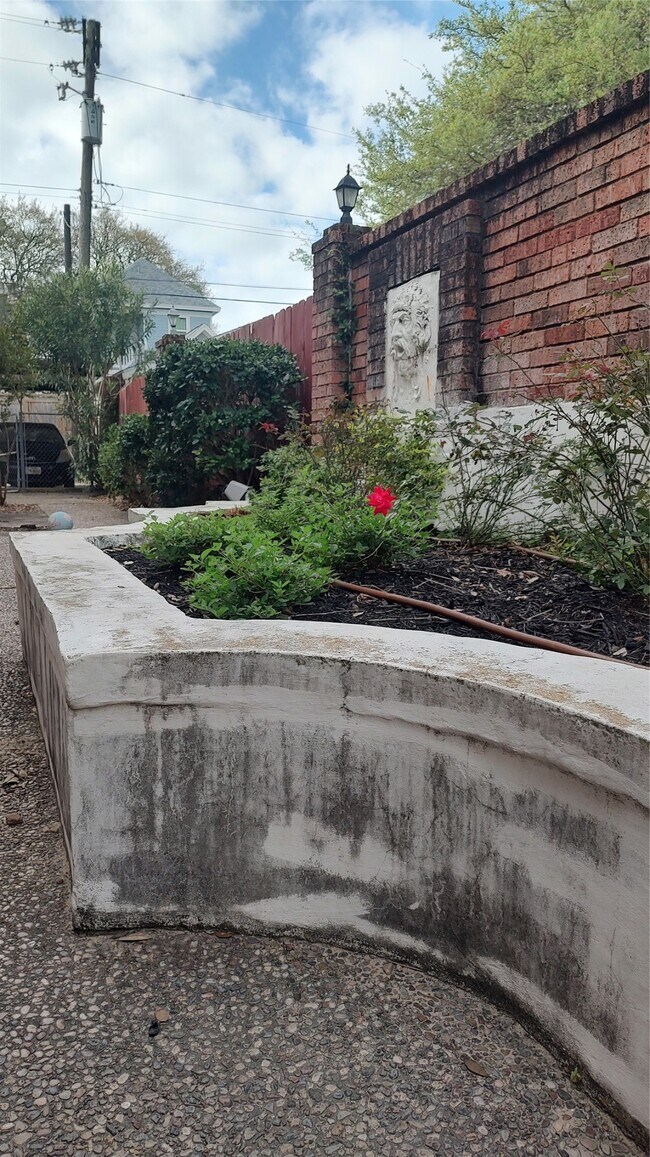 Building Photo - 4513 1/2 Bernardo De Galvez Ave